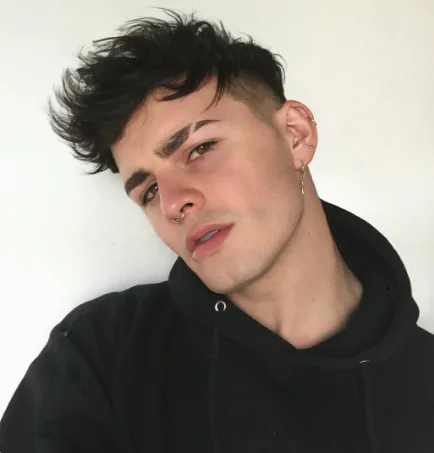 linea en la ceja hombre barberia